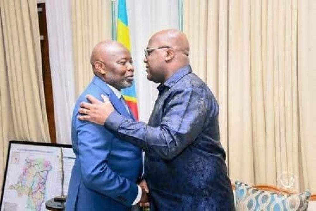 Le président de la RDC, Félix-Antoine Tshisekedi Tshilombo, serrant la main à Vital Kamerhe, président de l'UNC