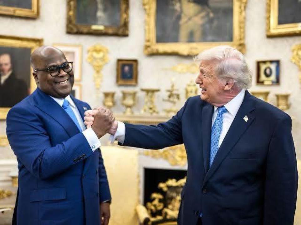 Poignée de mains entre les présidents Tshisekedi et Trump [photo d’illustration]