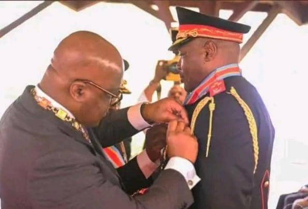 Le Lieutenant-général Jean-Pierre Kasongo Kabwik pendant sa décoration par le Chef de l'État Félix-Antoine Tshisekedi Tshilombo.