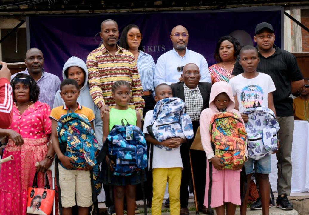 Jésus Noël Sheke avec un échantillon d’élèves bénéficiaires des kits scolaires