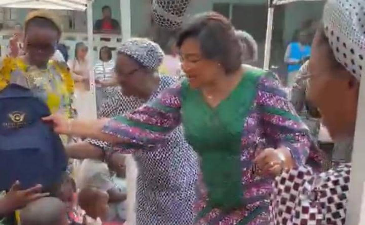 La Première Dame Dénise Nyakeru Tshisekedi avec les enfants de l'orphelinat Saint Joseph Bena Tshibuabua à Mbujimayi