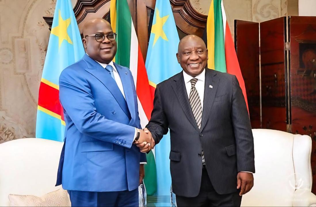 Poignée de mains entre Félix Tshisekedi,  président de la RDC et son homologue Ramaphosa de l’Afrique du Sud [photo d'illustration]