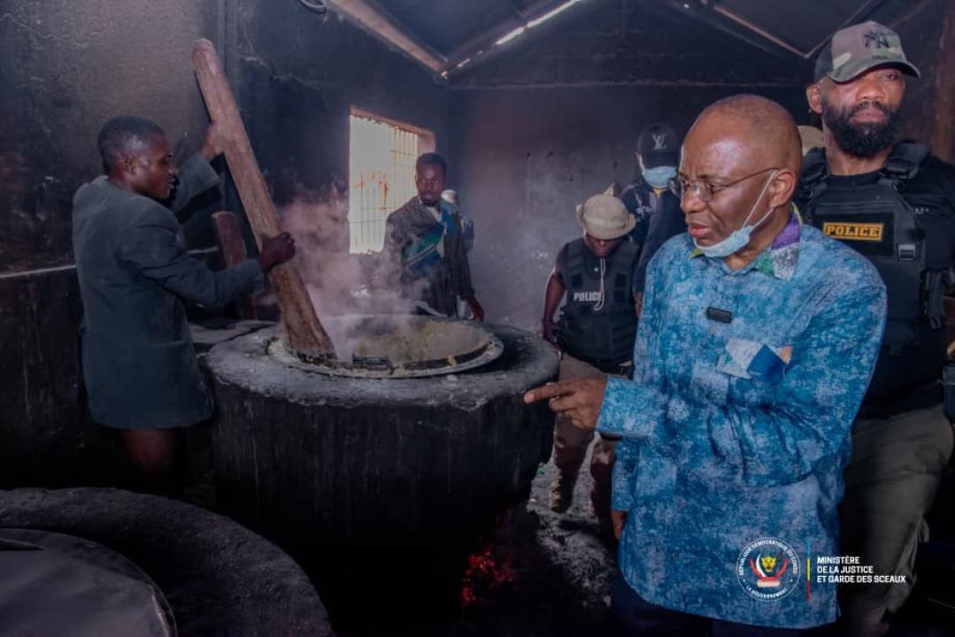 Le ministre de la Justice, Guillaume Ngefa, constate la surpopulation et les difficiles conditions de détention à la prison de Mbanza-Ngungu