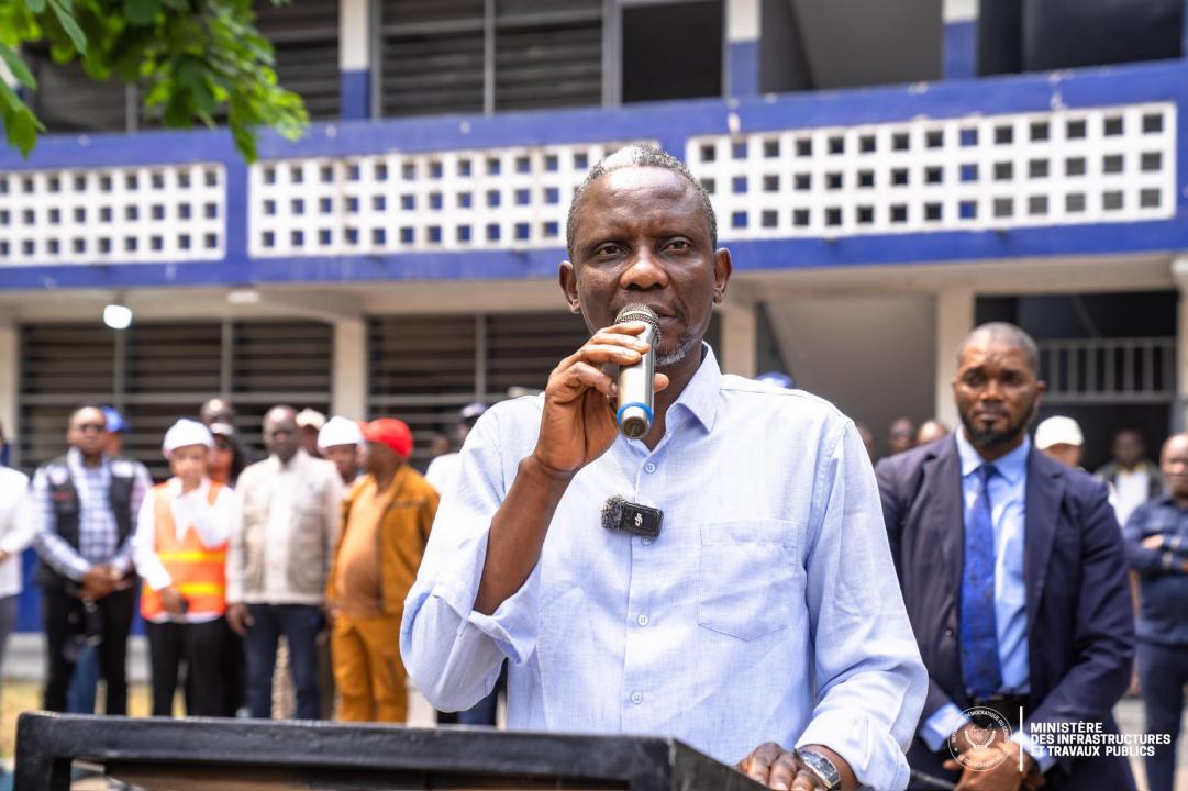 Le ministre John Banza Lunda lance les travaux de la boucle Zénith et annonce la rénovation du Collège Bonsomi, dans la commune de Ndjili 