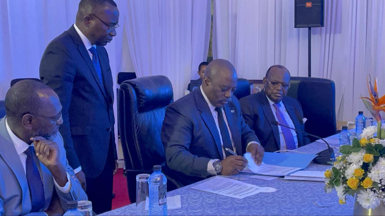Quelques membres de Sauvons la RDC réunis autour de Joseph Kabila, lors du lancement du mouvement, à Nairobi