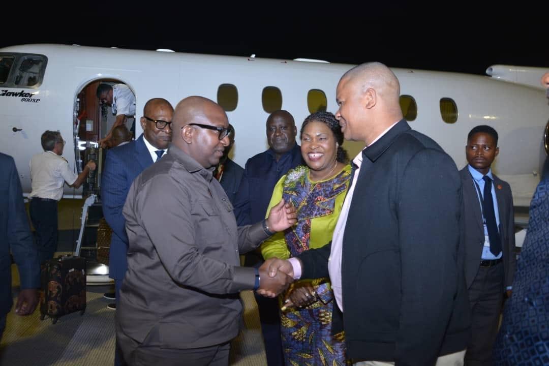 Le président du sénat Jean-Michel Sama Lukonde accueilli par les gouverneurs du Haut-Katanga et du Lualaba, Martin Kazembe et Fifi Masuka, à Lusaka [photo d'illustration]