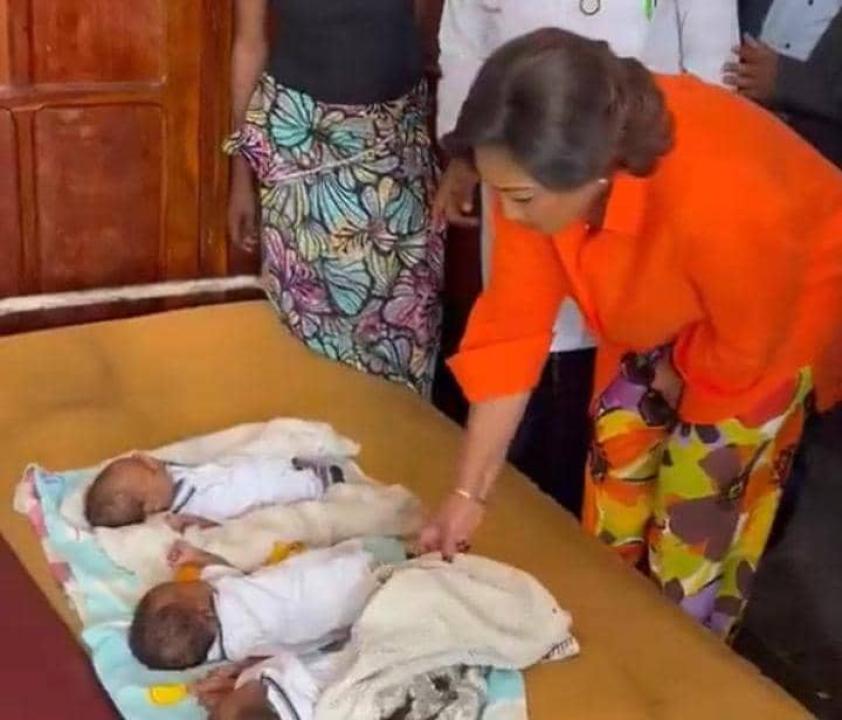 La Première Dame Dénise Nyakeru Tshisekedi au chevet des patients de l’Hôpital Bonzola de Mbujimayi