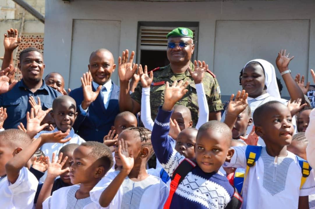 Le gouverneur militaire de l’Ituri, le général-major Kasongo Mulumba Batoka Gaby, pose aux côtés des élèves à l’occasion de la rentrée scolaire 2026-2027.