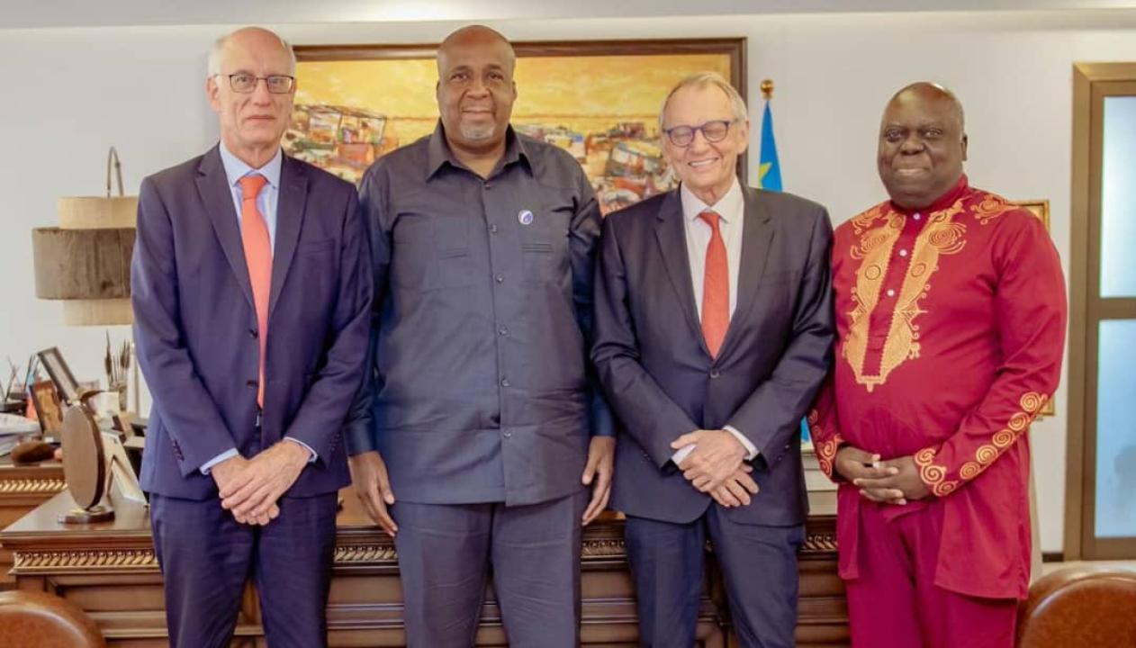 Le ministre des Ressources hydrauliques et Électricité, Aimé Molendo Sakombi, avec des représentants de Stargate et de BESIX [photo d'illustration]