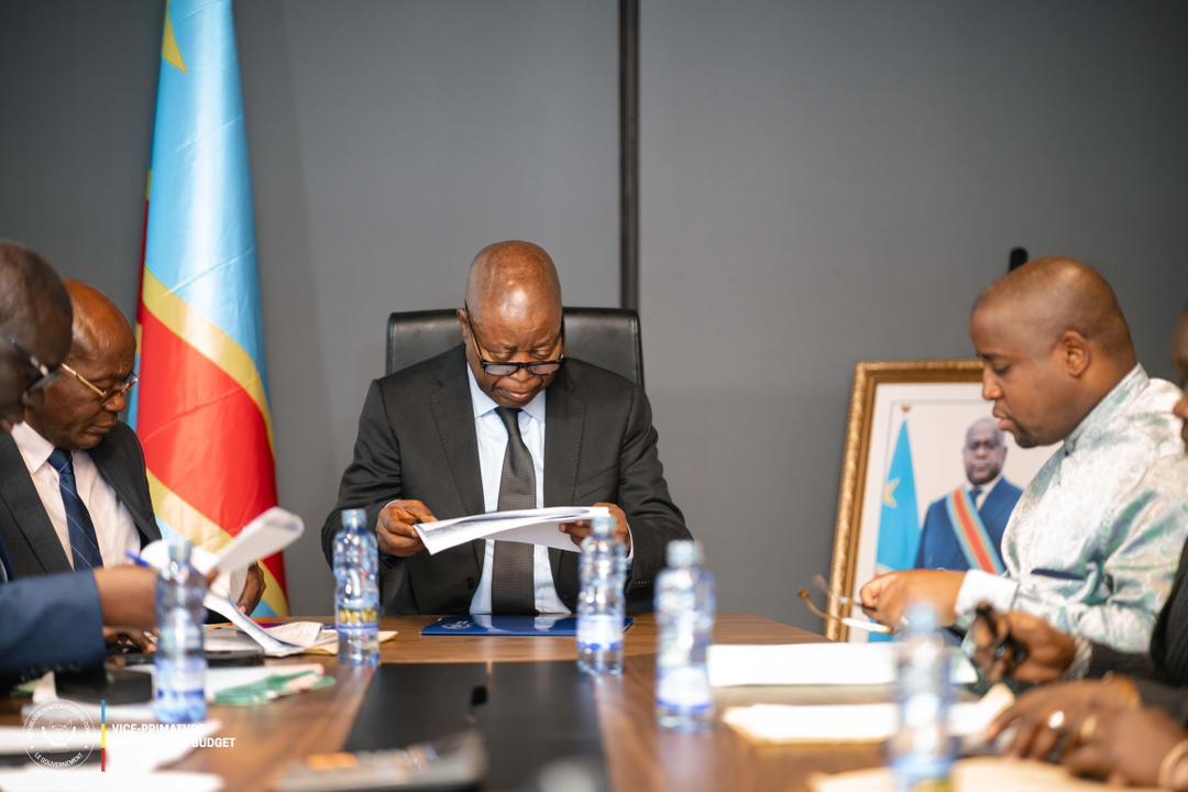 Le VPM en charge du Budget, Adolphe Muzito, en consultations avec les différents ministres du gouvernement congolais