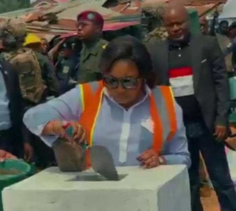 La Première Dame Dénise Nyakeru Tshisekedi en pleine cérémonie de pose de la première pierre de la construction du marché Simis à Mbujimayi