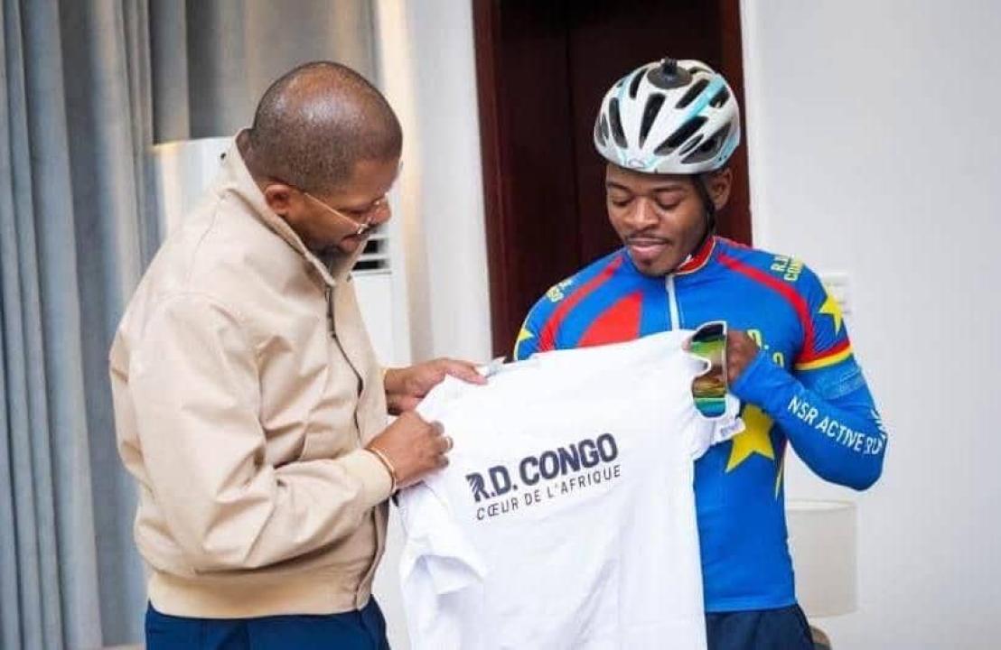 Le ministre Didier Budimbu et le cycliste Miguel Masaisai