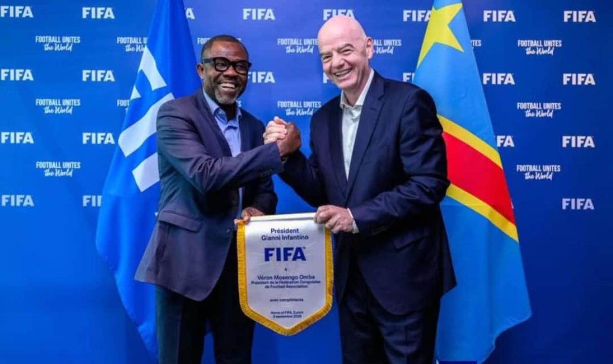 Véron Mosengo-Omba et Gianni Infantino respectivement, président de la FECOFA et président de la FIFA