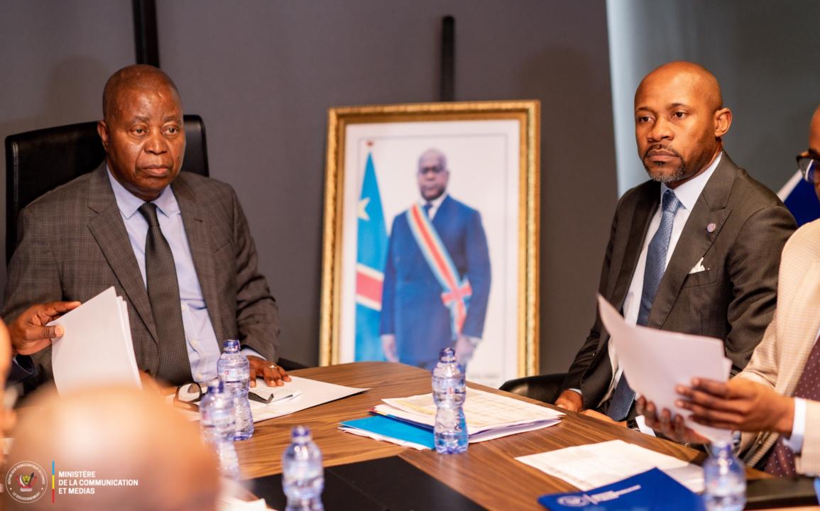 Patrick Muyaya échange avec le vice-Premier ministre en charge du Budget, Adolphe Muzito, lors de la séance d’arbitrage des enveloppes du ministère de la Communication et des Médias