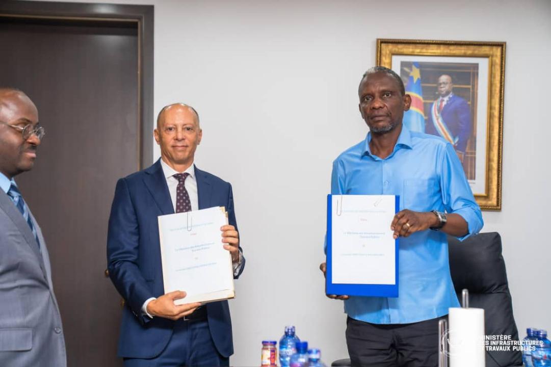 Le ministre John Banza Lunda signe avec l’entreprise angolaise Omatapalo pour construire trois nouvelles cités institutionnelles autour de la Rocade à Kinshasa