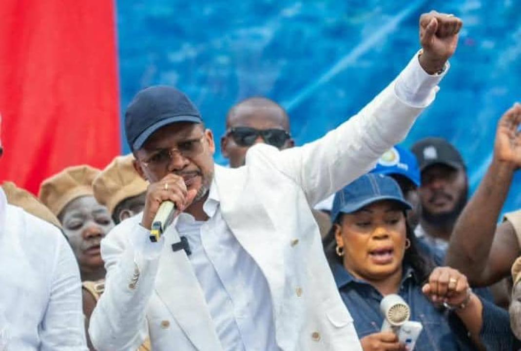 Didier Budimbu échange avec la population de Matadi à l’occasion de la célébration du 10ᵉ anniversaire de l’AVC