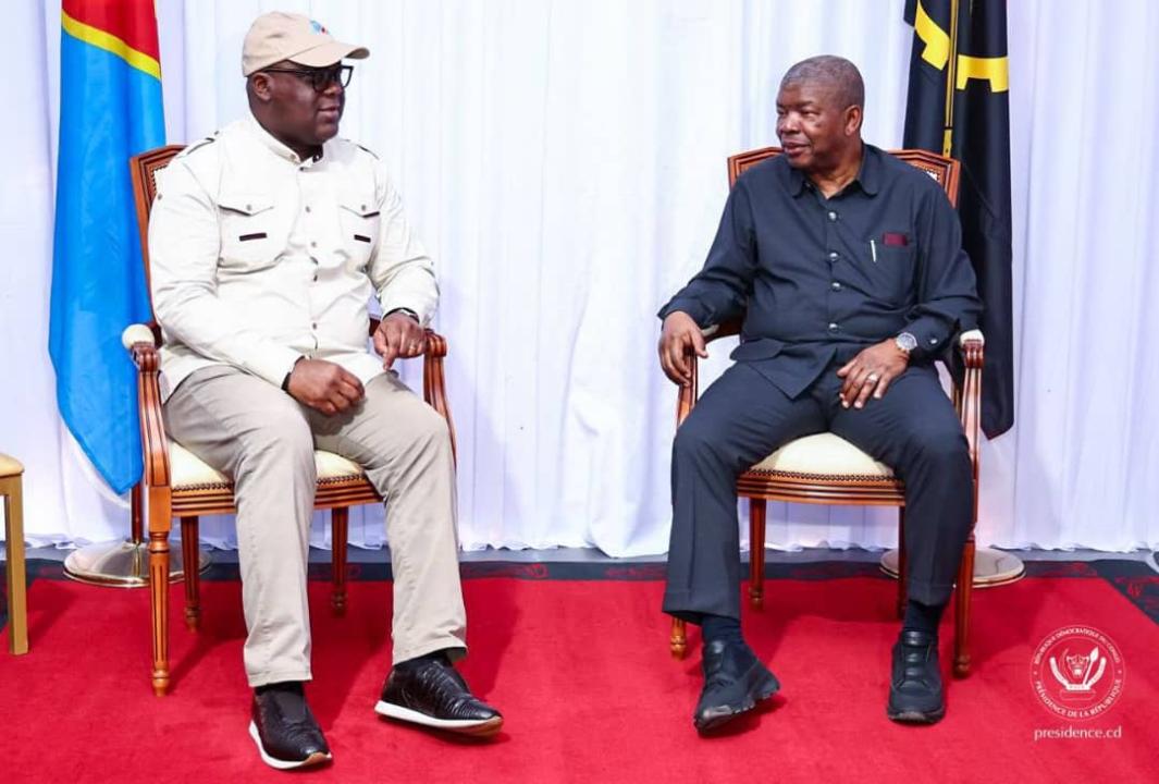 Félix Tshisekedi échange avec son homologue angolais João Manuel Gonçalves Lourenço lors de sa visite de travail dans la province de Cunene, en Angola.