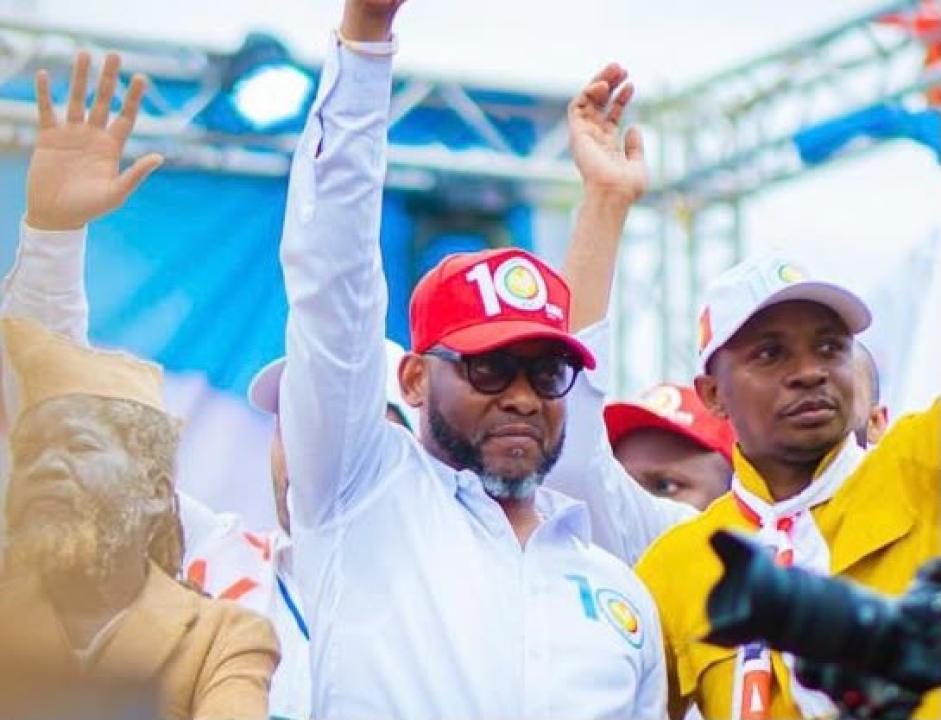 Joss Luyeye, les bras levés, lors de la manifestation publique marquant les 10 ans de l’AVC à Matadi, dans le Kongo Central.