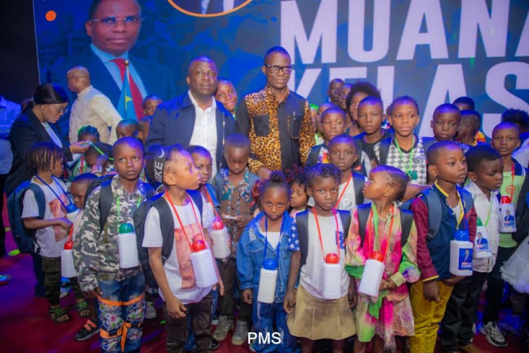 Le ministre délégué Eliezer Ntambwe lors d'une cérémonie de remise de fournitures scolaires aux enfants  enfants, le 05 septembre 2026