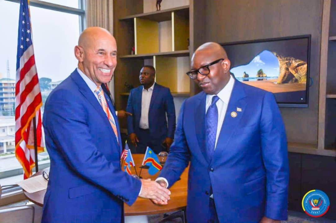 Poignée de mains entre Jean-Michel Sama Lukonde, président du Sénat de la RDC, et le secrétaire d’État américain adjoint chargé des Affaires africaines, Frank W. Garcia Jr.