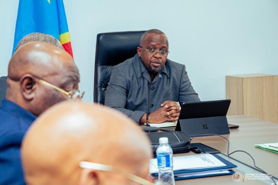 Jacquemain Shabani Lukoo Bihango, Vice-Premier Ministre, ministre de l’Intérieur, Sécurité, Décentralisation et Affaires coutumières, lors de la réunion de la Commission nationale de lutte contre la fraude minière (CNLFM), qu’il a présidée ce mercredi 9 septembre 2026.