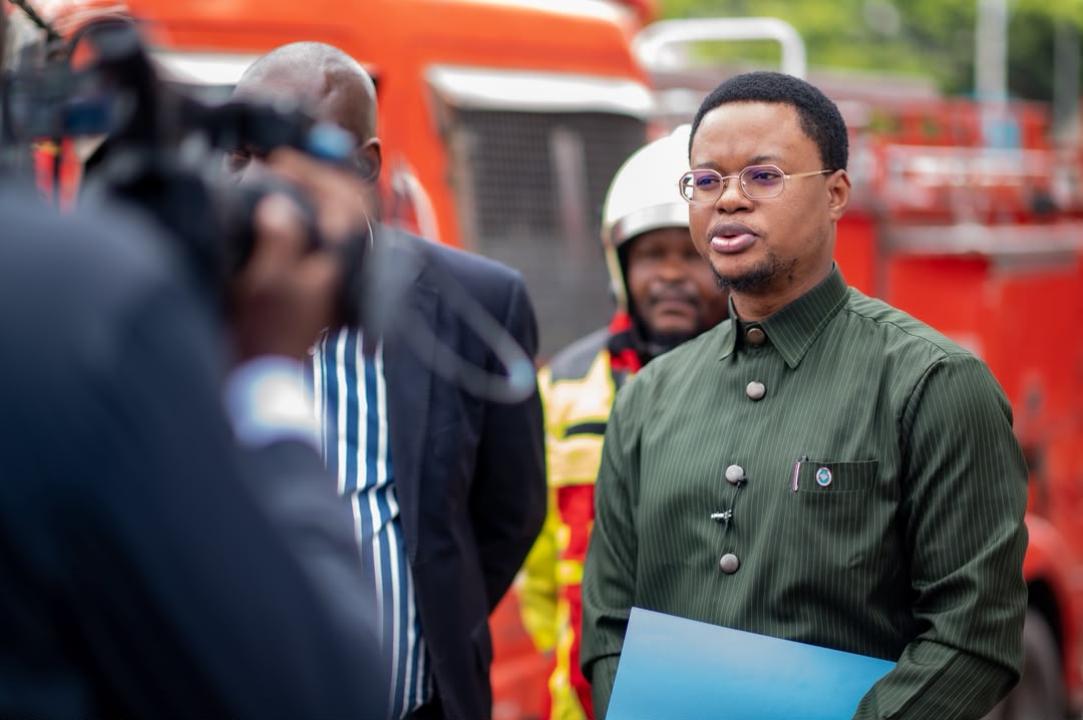 Le député provincial Jared Phanzu lors de sa descente à la Brigade provinciale anti-incendie de Kinshasa, où il s’est rendu pour évaluer les conditions de fonctionnement et les moyens d’intervention du service.
