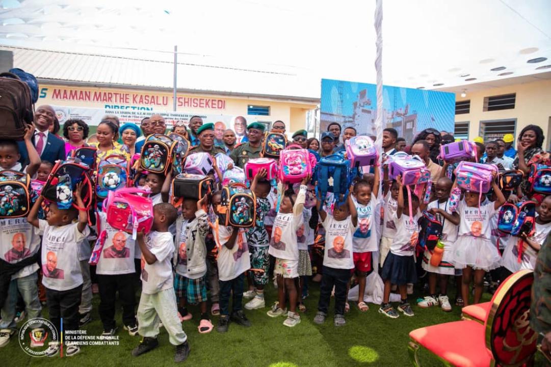 Des enfants de l’école militaire posent avec leurs kits scolaires reçus à l’occasion de la rentrée scolaire 2026-2027, lors de la cérémonie présidée par le VPM de la Défense nationale, Guy Kabombo Muadiamvita.
