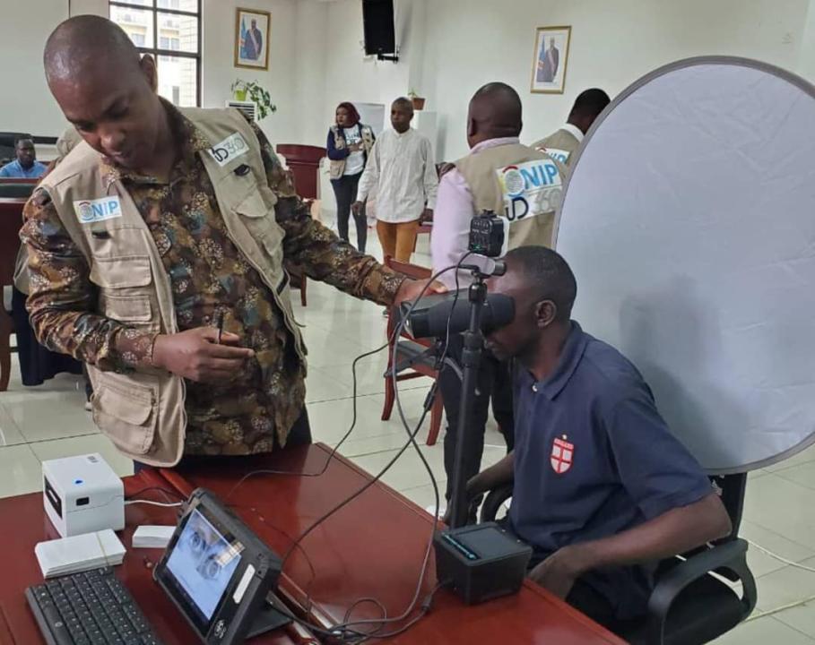 Un agent de l'ONIP enregistre un citoyen congolais afin de lui octroyer la carte d'identité, à Kinshasa [photo d'illustration]