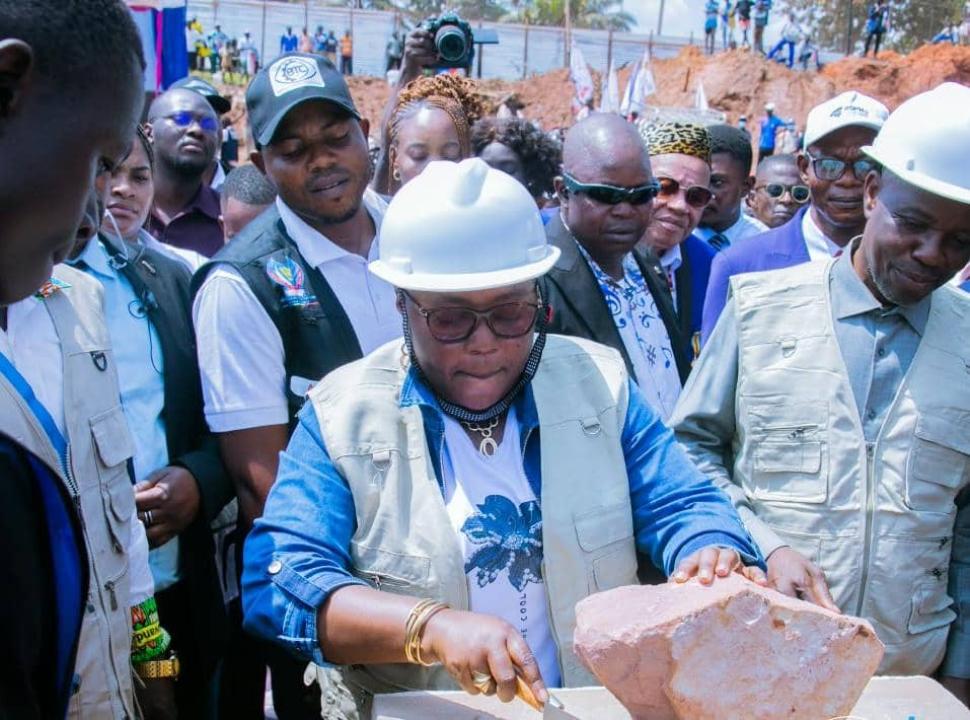 La ministre déléguée Angèle Bangasa lors de la pose de la première pierre symbolique pour la construction du nouvel hôtel de ville à Gemena