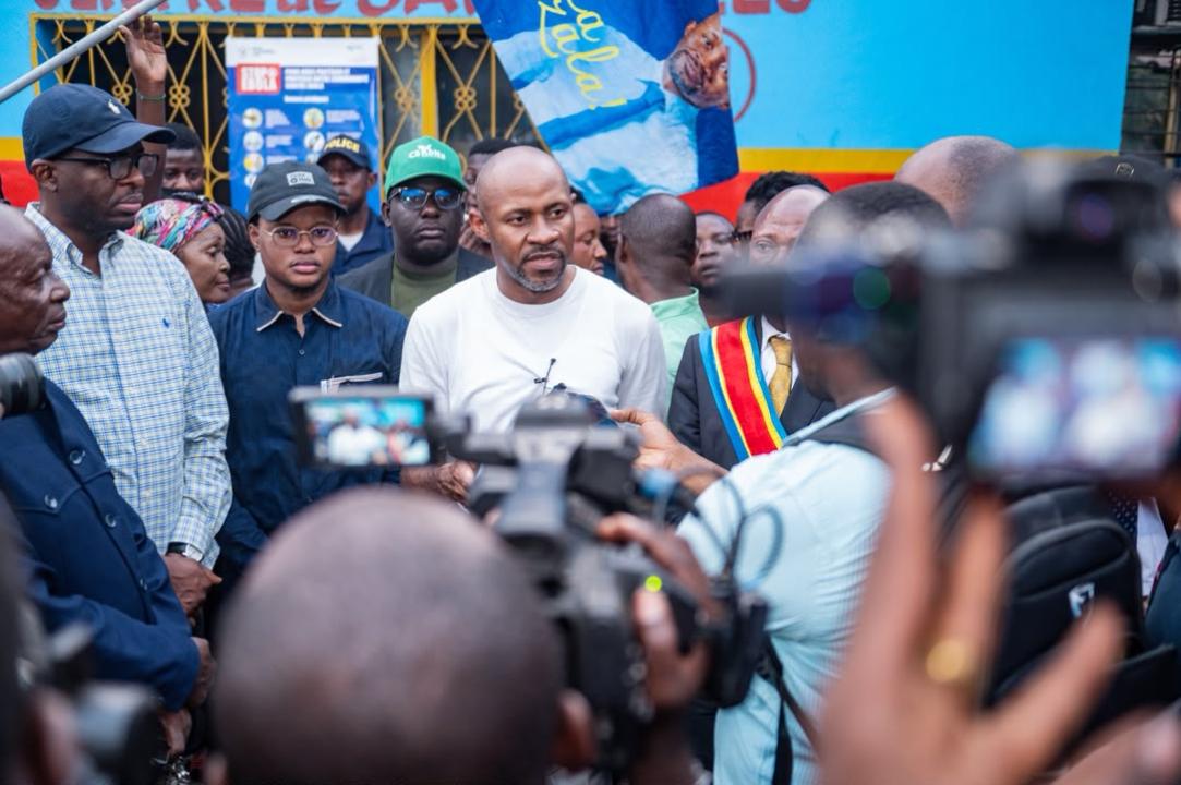 Patrick Muyaya aux côtés d’Éric Tshikuma et Jared Phanzu lors de la tournée d’inspection des infrastructures dans la Funa.