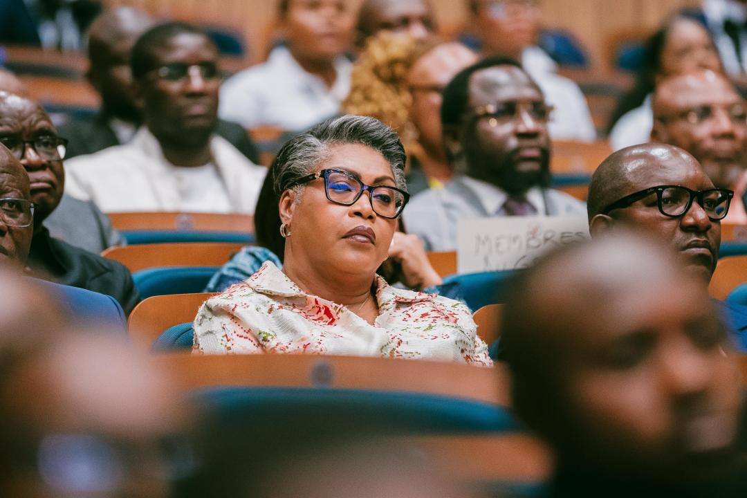 La Première ministre Judith Suminwa Tuluka lors de la cérémonie de remise des documents de formalisation aux jeunes entrepreneurs, organisée à Kinshasa dans le cadre du programme « Debout Jeunes Congolais ».
