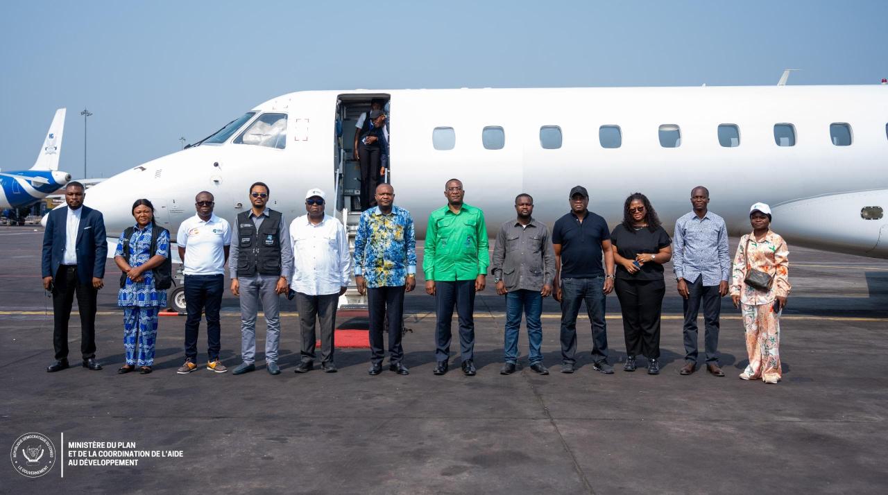 En chemise verte, le ministre du Plan, Guylain Nyembo,  lors de son arrivée à Kananga, pour mobiliser les provinces de l’axe Centre de la RDC pour réussir le recensement national
