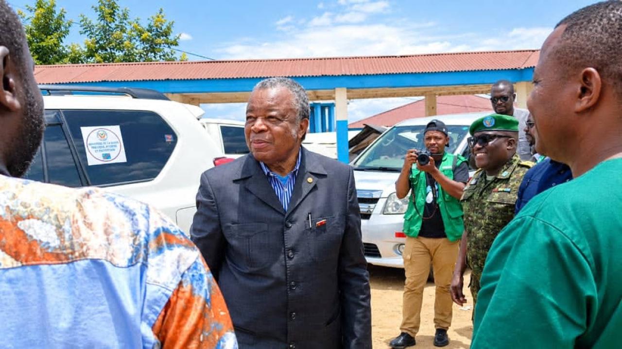 Le professeur Jean-Jacques Muyembe, Directeur général de INRB, lors de sa visite sur le site des déplacés de Kigonze, à Bunia [photo d'illustration]
