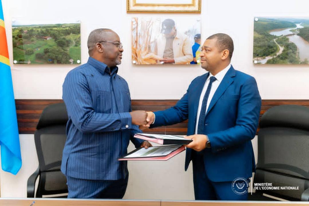 Les représentants du FOREC et de Mighty Land Investment Group, lors de la signature du protocole d’accord portant sur l’accompagnement du projet de réhabilitation de la centrale hydroélectrique de Lubilanji I, dans le Kasaï Oriental