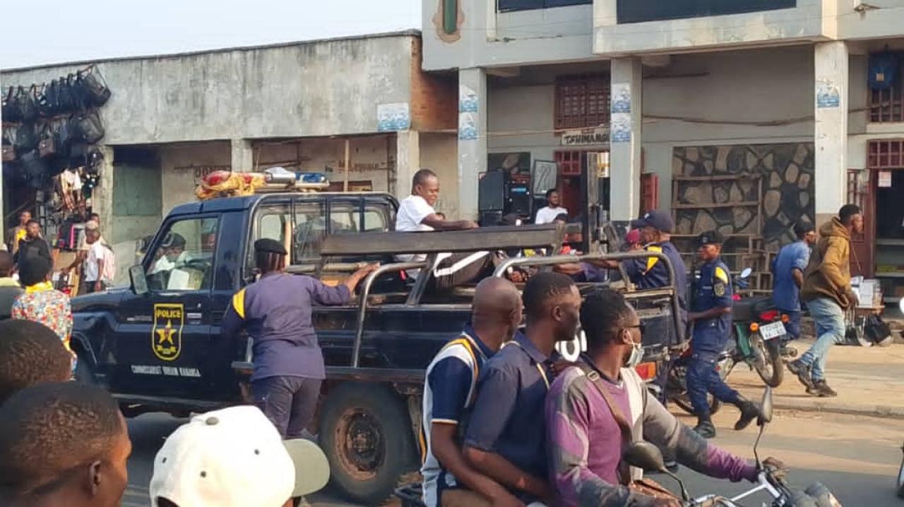 Dans la jeep, un civil interpellé lors d’une marche de l’opposition interdite par les autorités à Lubumbashi [photo d'illustration]