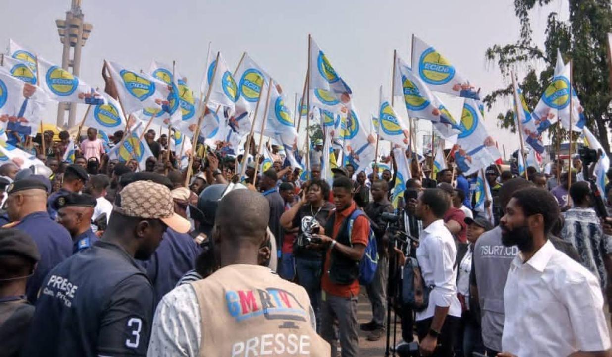 Le N°1 de la Police à Kinshasa échange avec quelques manifestants à l’Échangeur de  Limete [photo d'illustration]