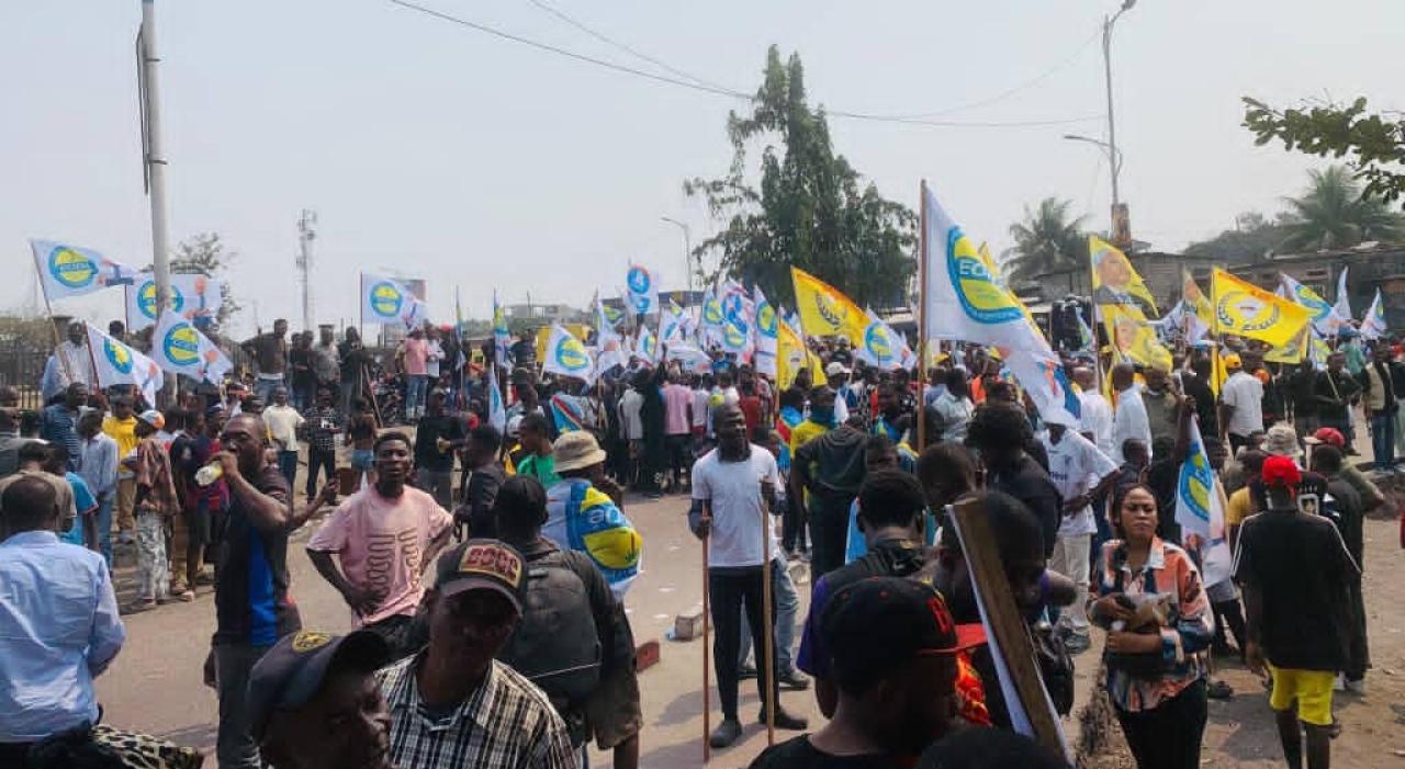 Des militants des différents partis politiques de l’opposition, membres de la C64, attendent leurs leaders avant de commencer la marche de ce 15 septembre 2026