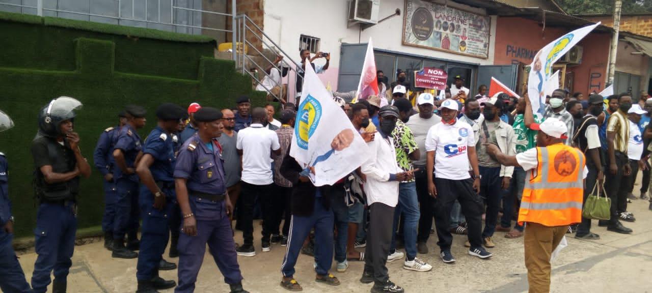Des manifestants de la coalition C64 rassemblés sous la surveillance des éléments de la Police à Matadi [photo d'illustration]