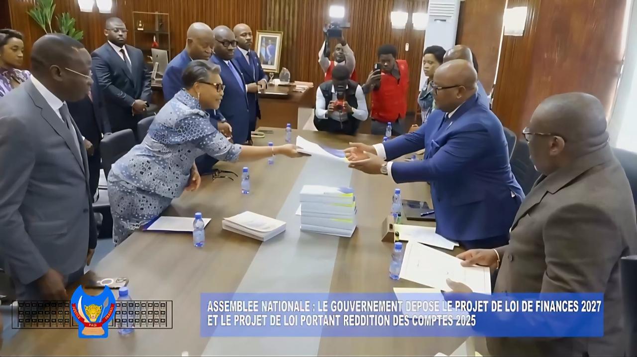 La Première ministre Judith Suminwa remet au président de l’Assemblée nationale le projet de budget 2027 de 24,8 milliards USD