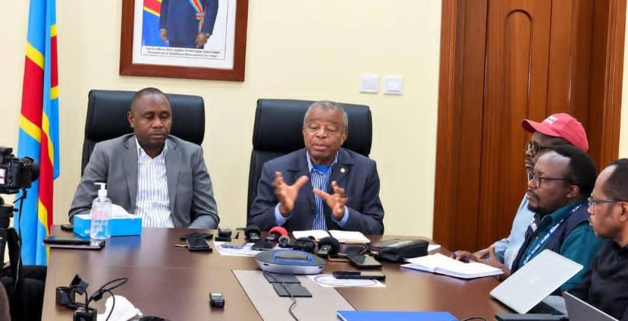 Le professeur Jean-Jacques Muyembe coordonnateur du secrétariat technique de la riposte en échange avec les autorités sanitaires de Bunia