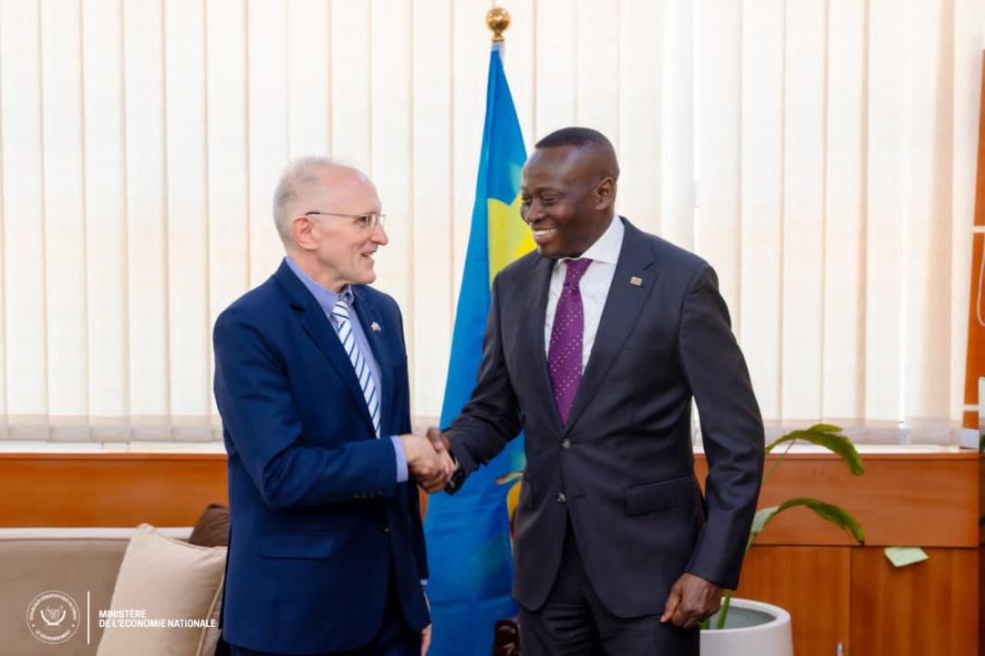 Le VPM de l’Économie nationale, Daniel Mukoko Samba, et Ian J. McCary, chargé d’Affaires a.i. de l’ambassade des États-Unis en RDC [photo d'illustration]
