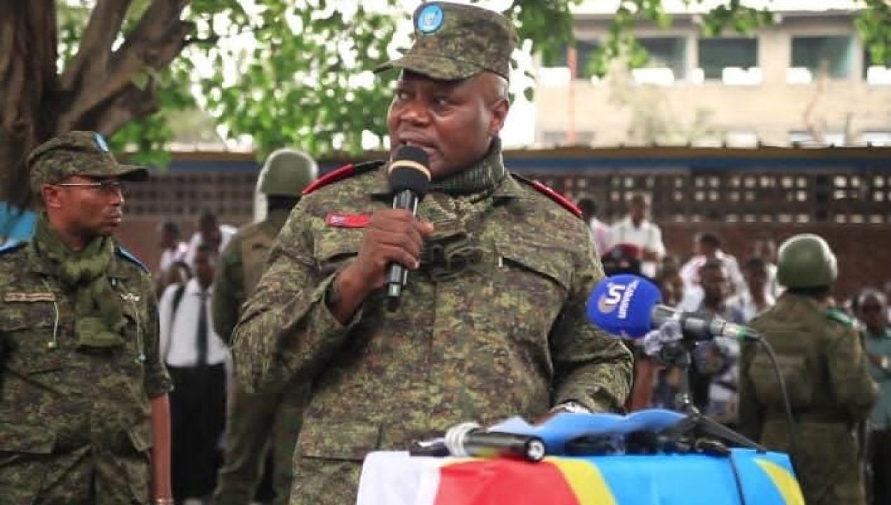 Le lieutenant général Kasongo Kabwik lors de la remise de bancs- pupitres à N'djili, mercredi 16 septembre 2026