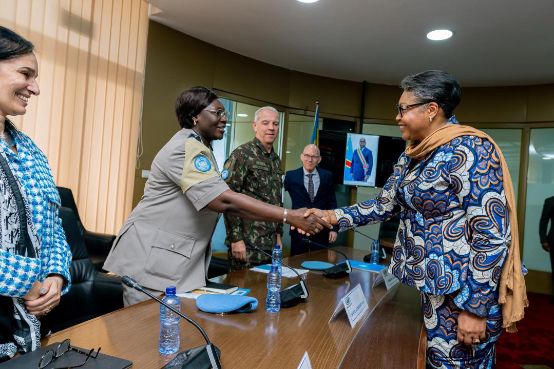 Poignée de main entre la Première Ministre Judith Suminwa Tuluka et une des responsables de la MONUSCO