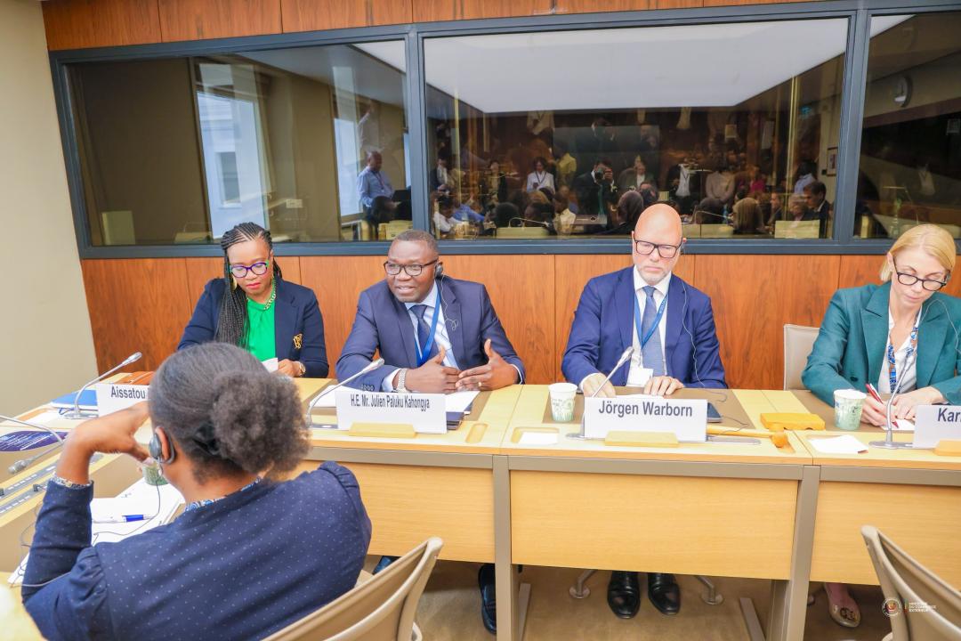 Le ministre congolais du Commerce extérieur,  Julien Paluku Kahongya intervenant à la table ronde de haut niveau consacrée à « l’accès au numérique aux possibilités économiques », organisée, à Genève,  en Suisse, dans le cadre du Forum public 2026 de l’OMC