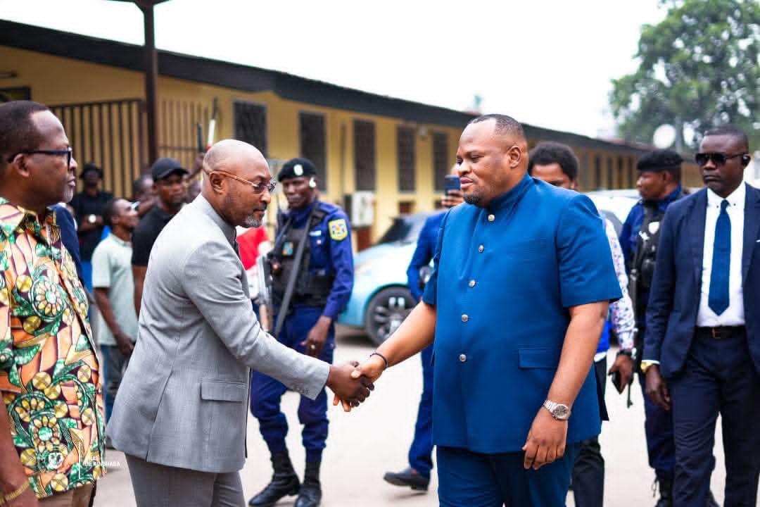 Le ministre provincial des Transports et de la Mobilité urbaine, Jésus-Noël Sheke, serrant la main au gouverneur de Kinshasa, Daniel Bumba Lubaki, lors du lancement de la formation des brigadiers.
