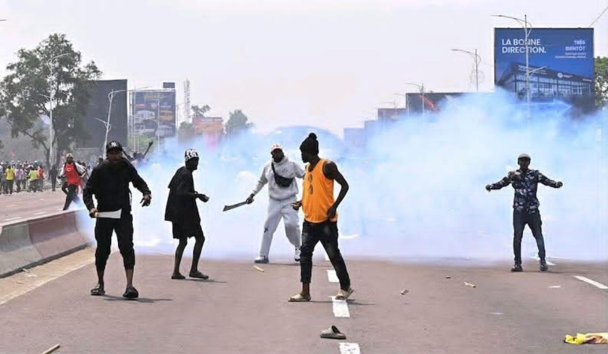 Image capturée pendant l’agression en armes blanches des manifestants par un groupe des jeunes pro pouvoir