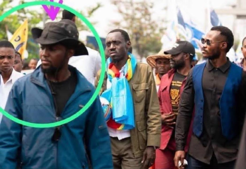 Manassé Lomboto Bomengola indexé sur cette photo pendant la marche de l’opposition du 15 septembre. Il est mort à la suite de ses blessures après une attaque par un groupe de jeunes combattants pro pouvoir