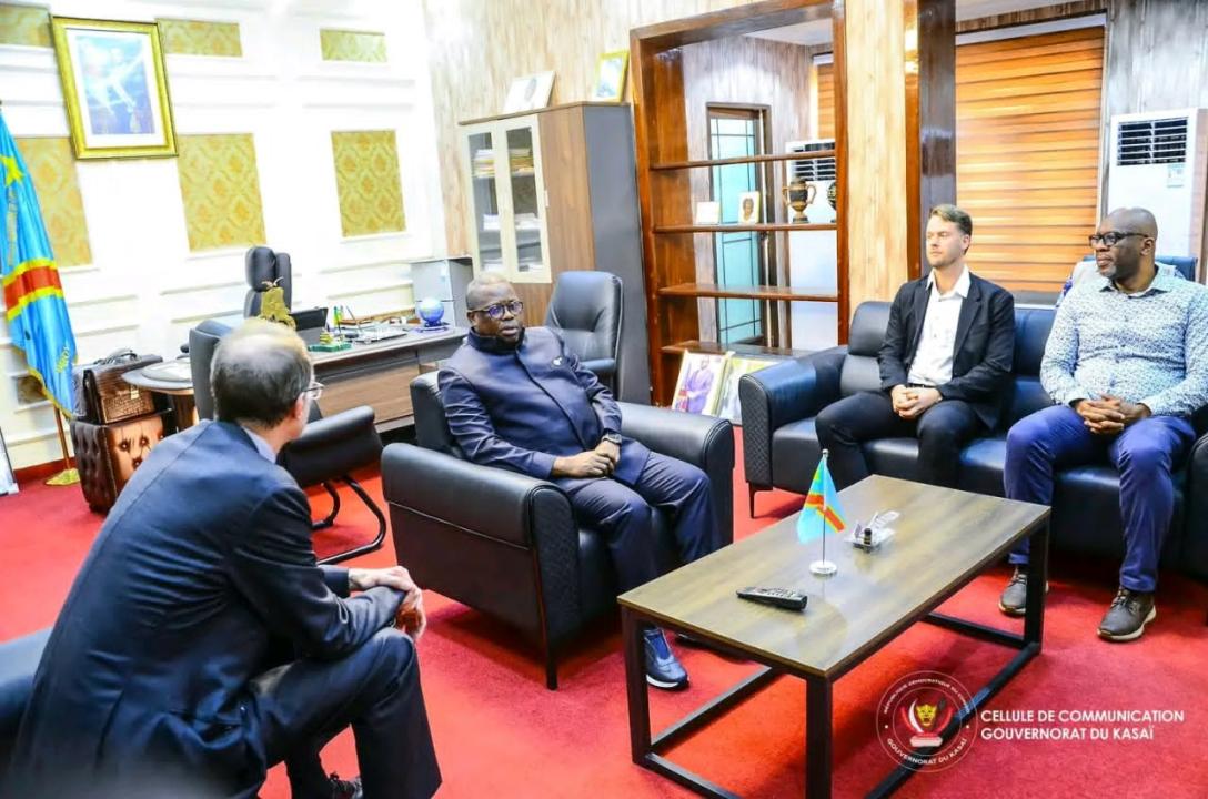 Le Gouverneur du Kasaï, Crispin Mukendi Bukasa, en échange avec Douglas Darius Carpenter, nouvel ambassadeur de l’Union européenne en République démocratique du Congo.