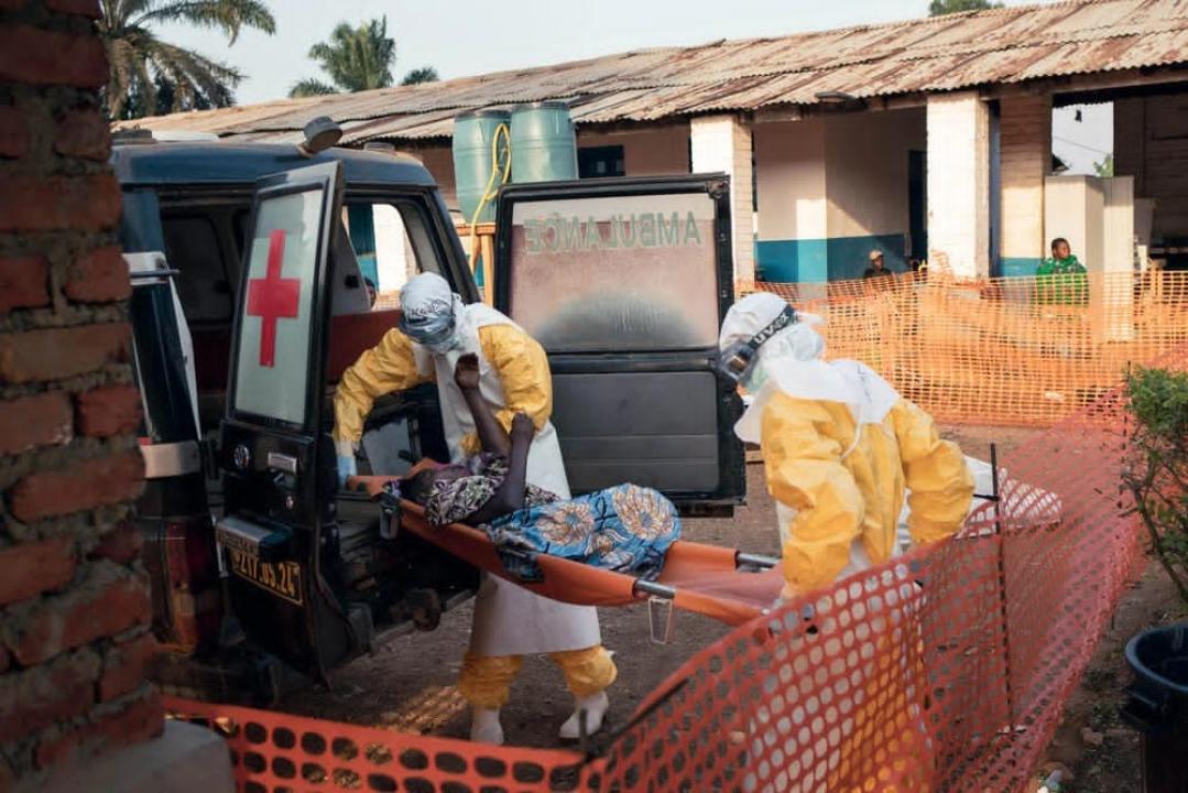 Des agents de santé prennent en charge un patient dans le cadre de la riposte contre Ebola en RDC [photo d’illustration]