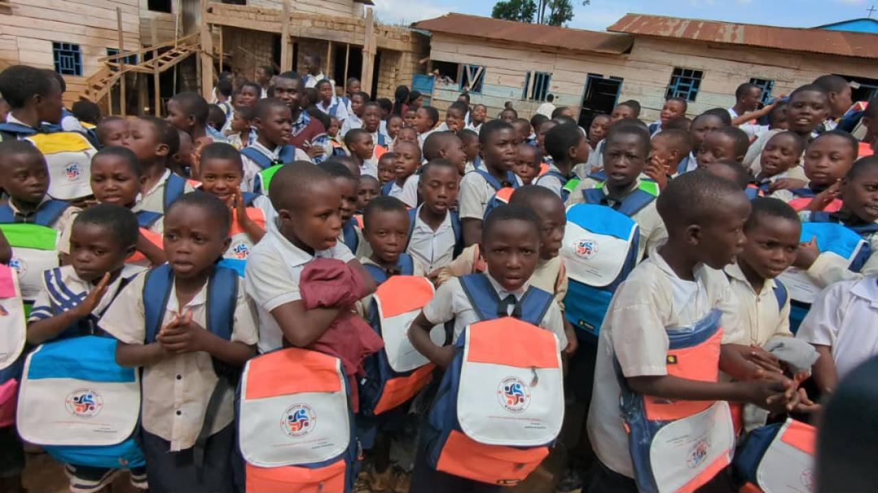 Remise des fournitures scolaires aux enfants déplacés par Madame Jeanine Katasohire
